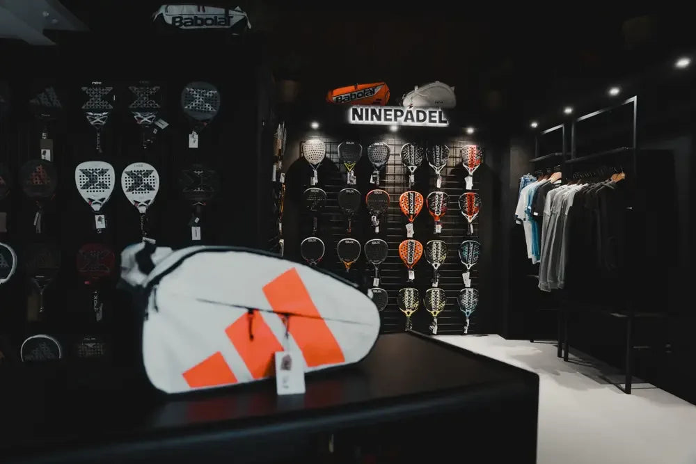 Racket wall and bags in the NINEPADEL shop