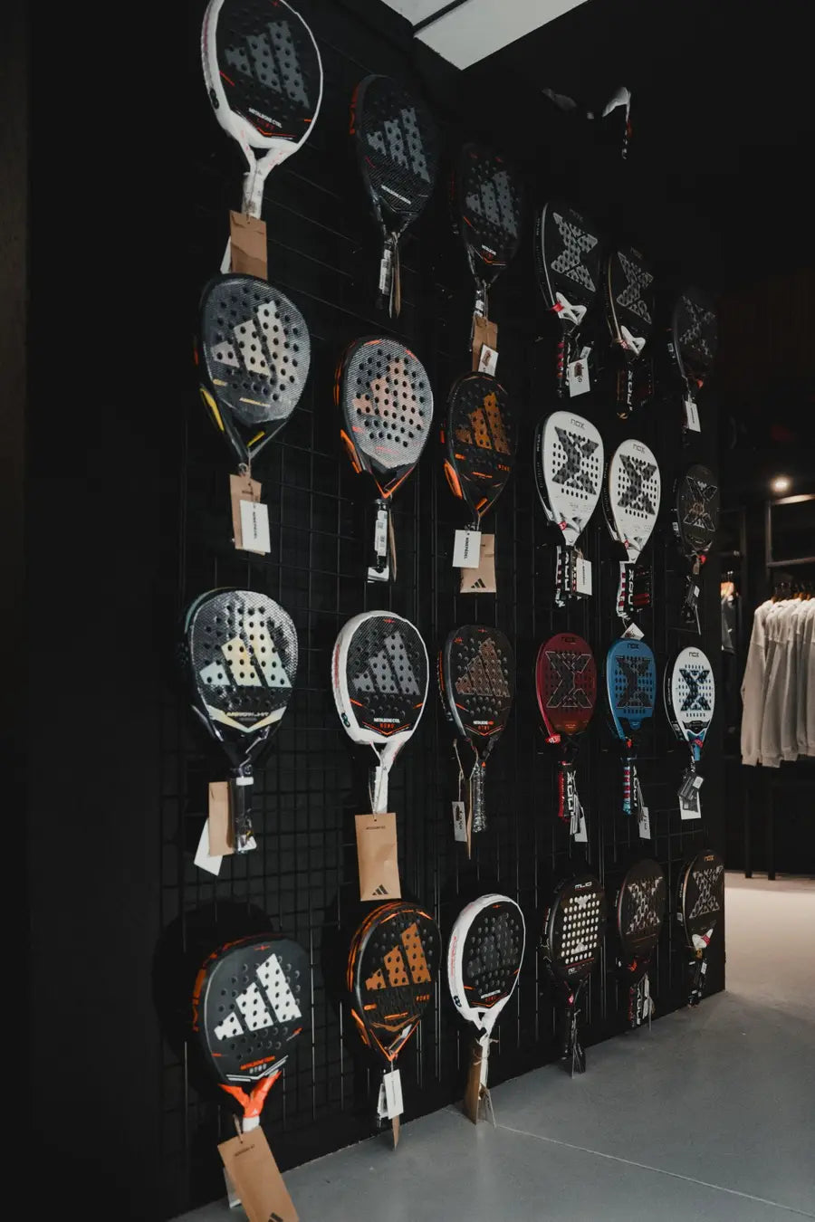 Racket wall at the NINEPADEL shop in Padel54